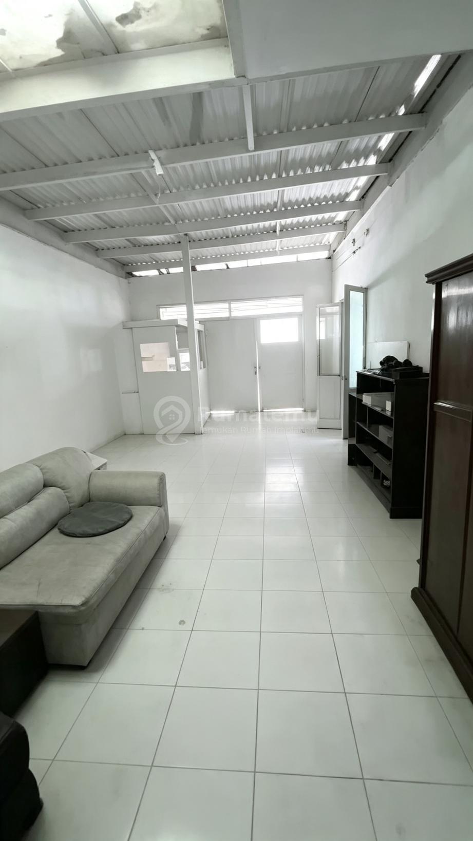 Rumah Siap Bongkar di Matraman, 400 meter ke Jln Matraman Raya, Jalan Depan Rumah Lebar 3 mobil, Lokasi Super Aman Sebelah Markas TNI, Status Tanah Aman Hak Milik Pribadi Bukan Milik TNI