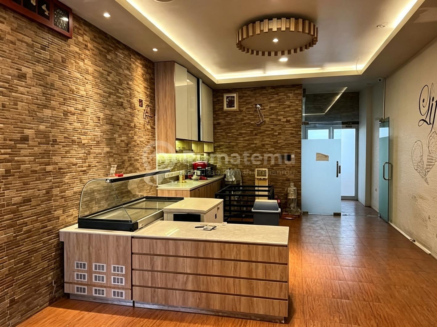 Dijual cepat Rukan 3 lantai semi Furnish , Siap pakai