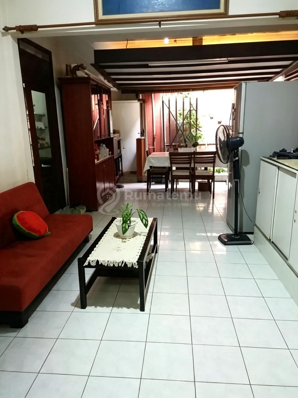 Rumah Jadul Tahun 70an, Siap Bongkar dan Bangun Baru, Ukuran 10x18, Bisa Masuk Mobil dan Bebas Banjir, 700 meter ke Jln Tomang Raya.