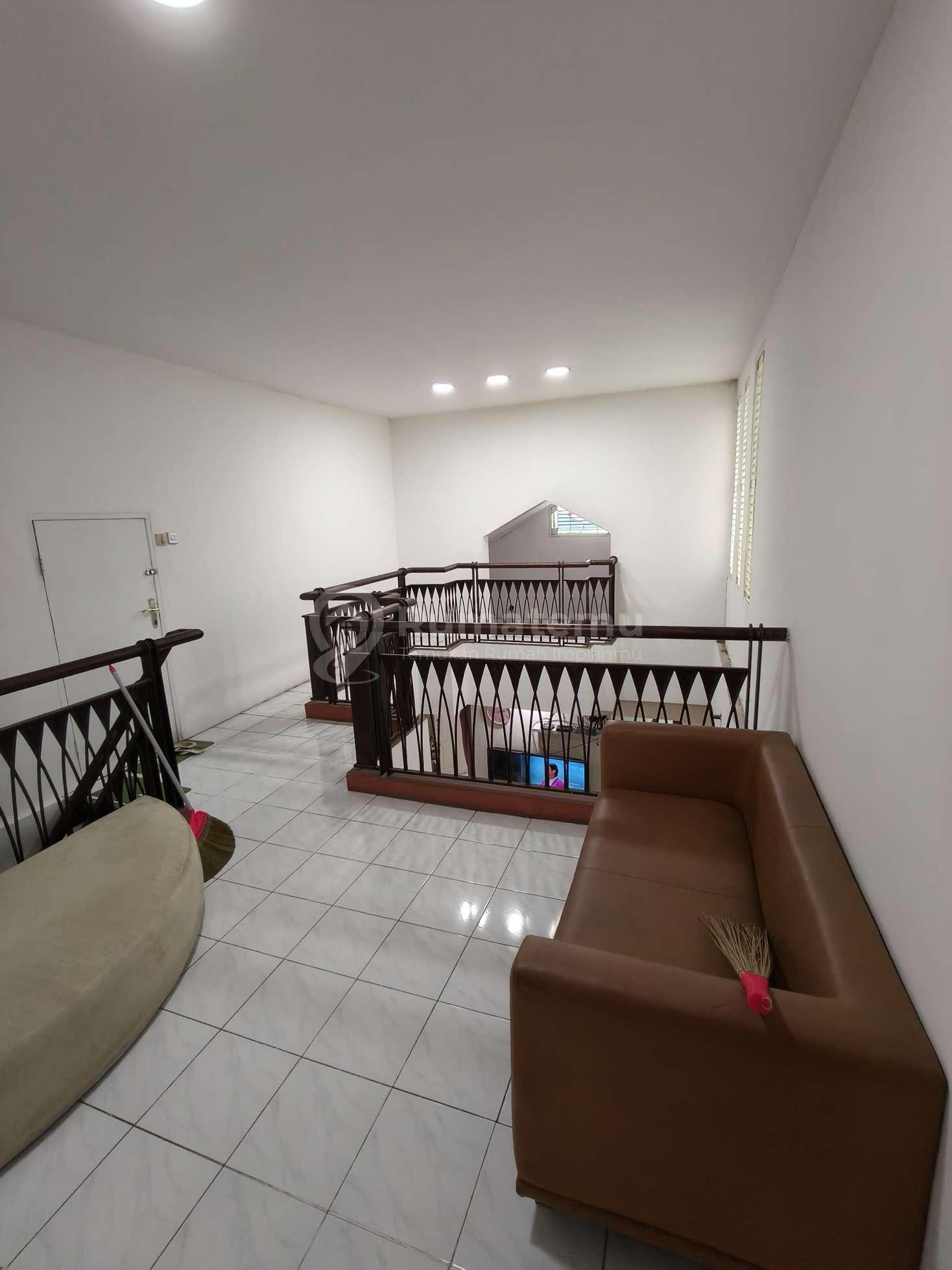 Jual Rumah Komplek Cantik Graha Raya Bintaro