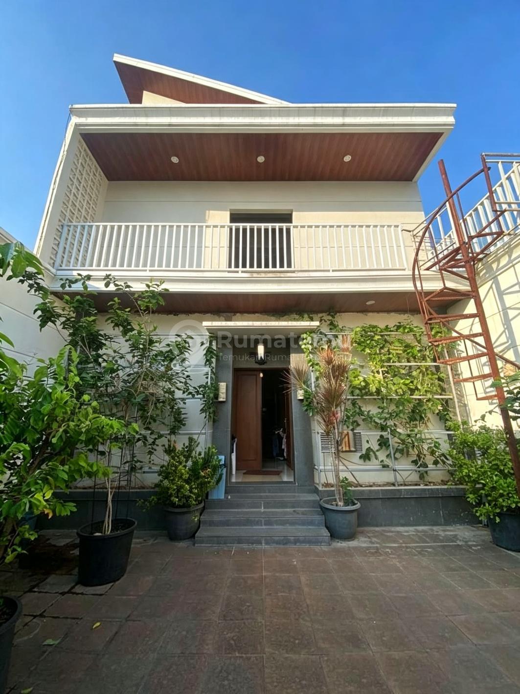 Dijual 2 Rumah Dalam 1 Lokasi beserta 12 Kamar Kost di Cipayung Cocok Untuk Dijadikan Kost