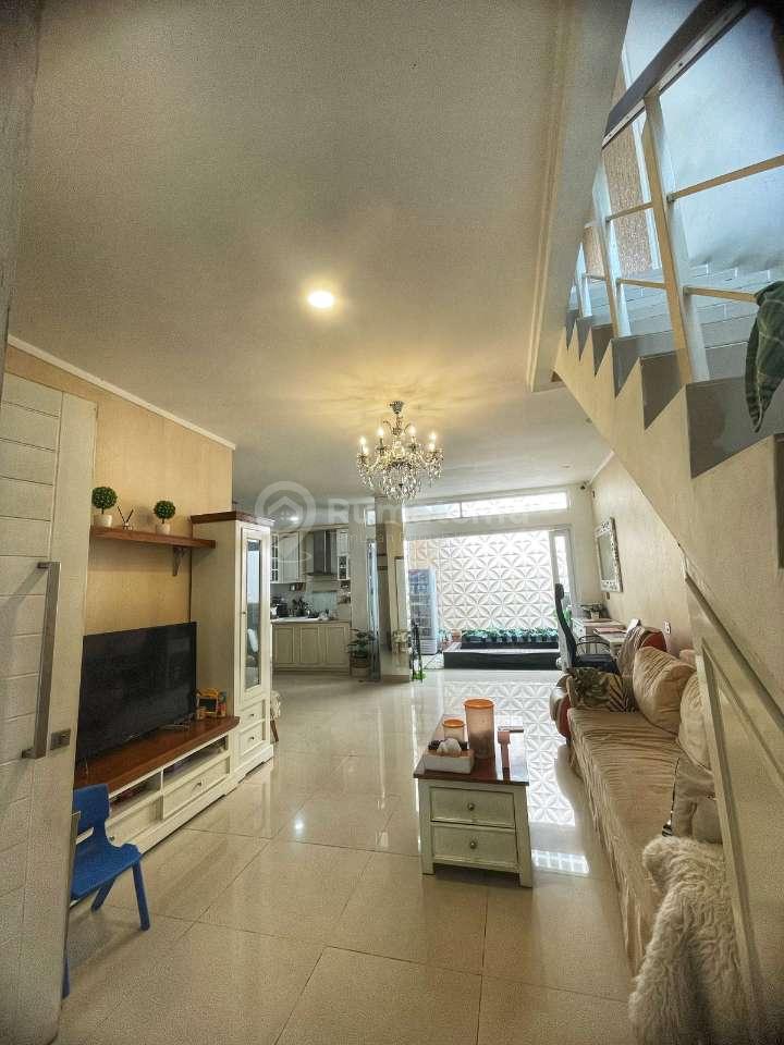 Rumah Siap Huni 2 Lantai Full Furnished Dalam Closed Cluster, Lengkap dengan Fasilitas di Jakarta Timur
