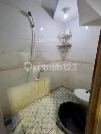 Rumah Cantik Lokasi Strategis Semi Furnished Nyaman untuk Hunian