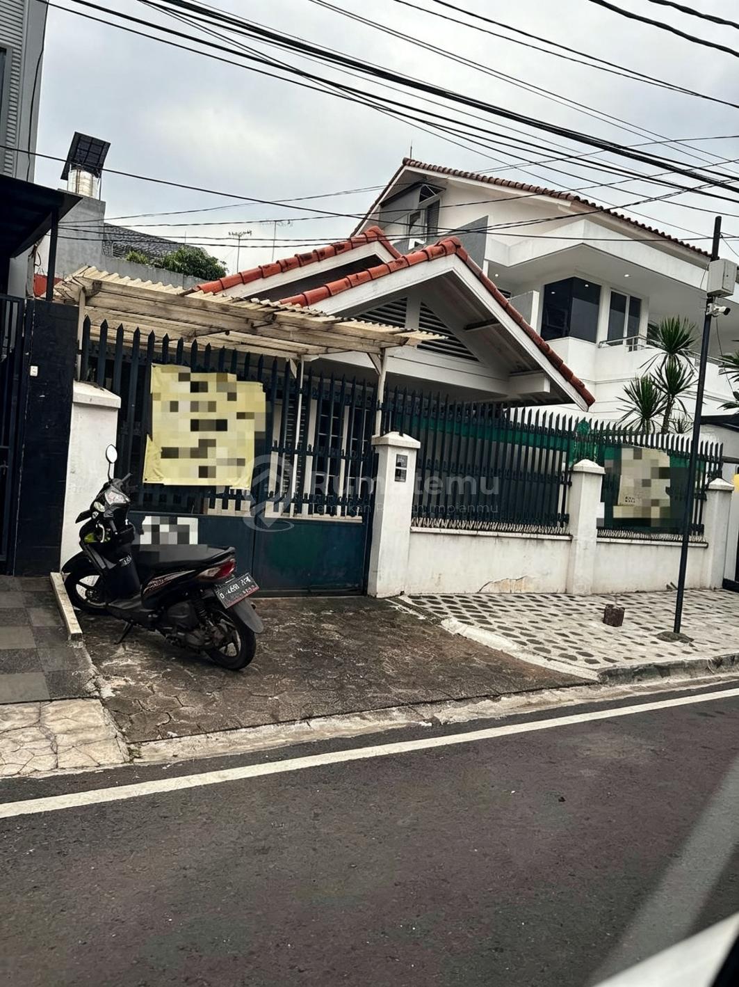 Jual cepat rumah lama B U 1 lantai tempat strategis di Pondok Indah, Jakarta Selatan