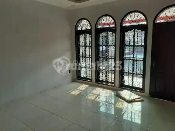 Rumah Masuk Gang, 300 Meter ke Jalan Asem Baris Raya