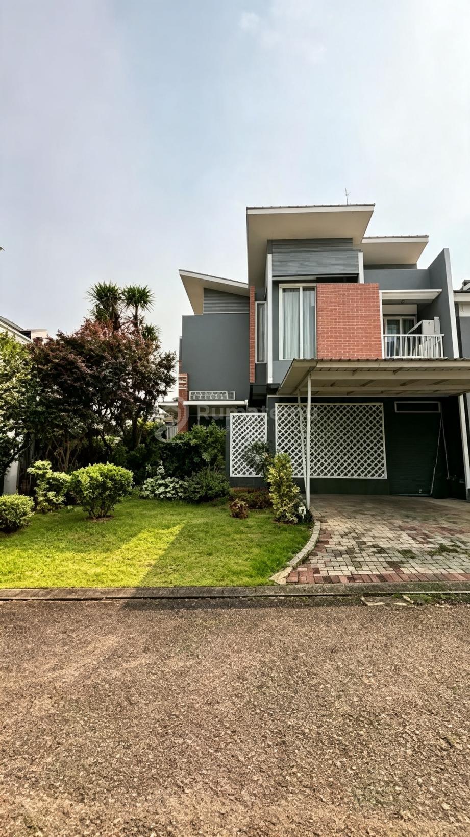 Rumah Di Bsd, Cluster De Latinos Bsd Dekat Stasiun Rawabuntu