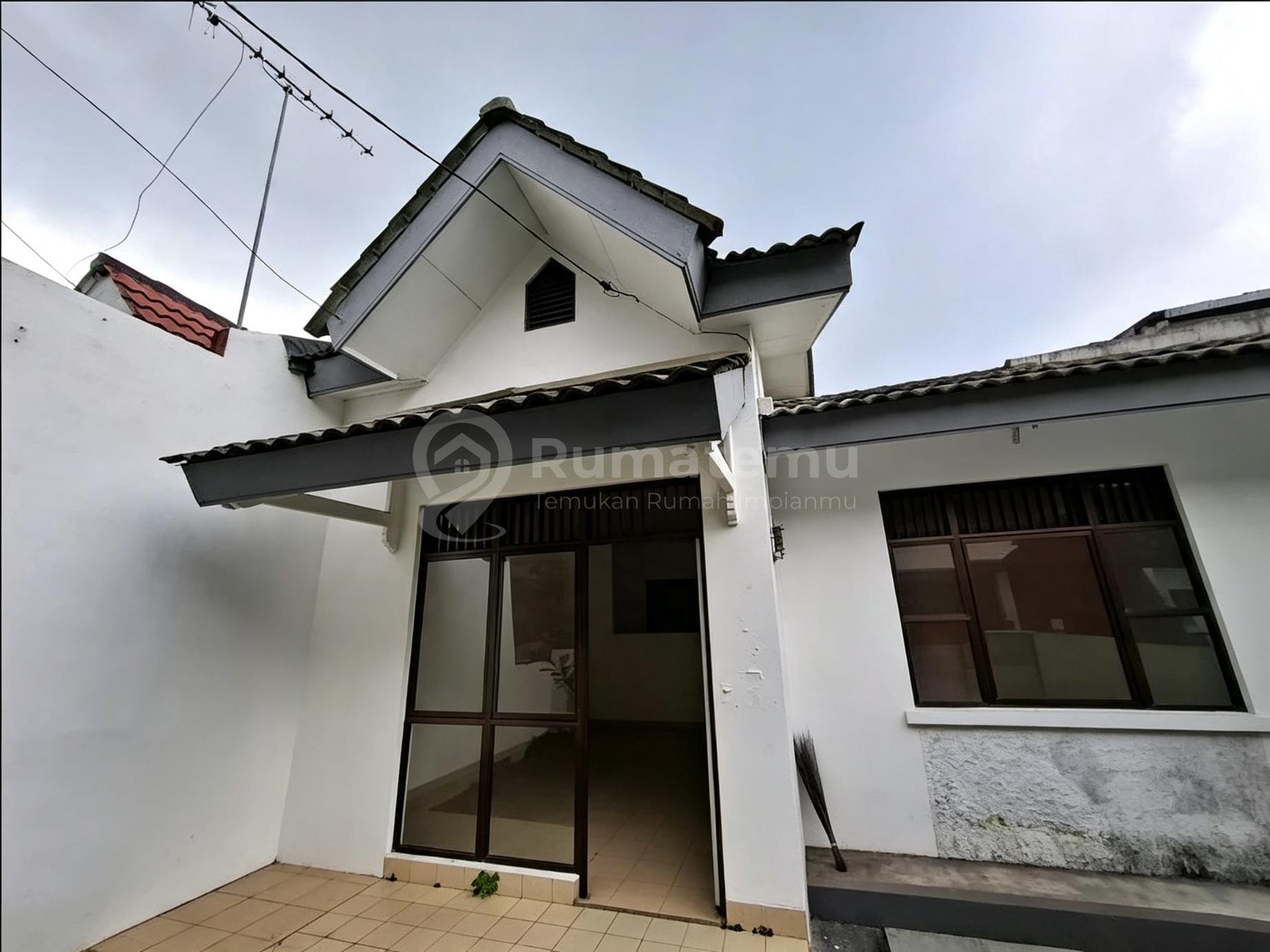 Disewakan Rumah Lokasi Di Nusaloka BSD Ada Halaman Di Depan Dan Belakang