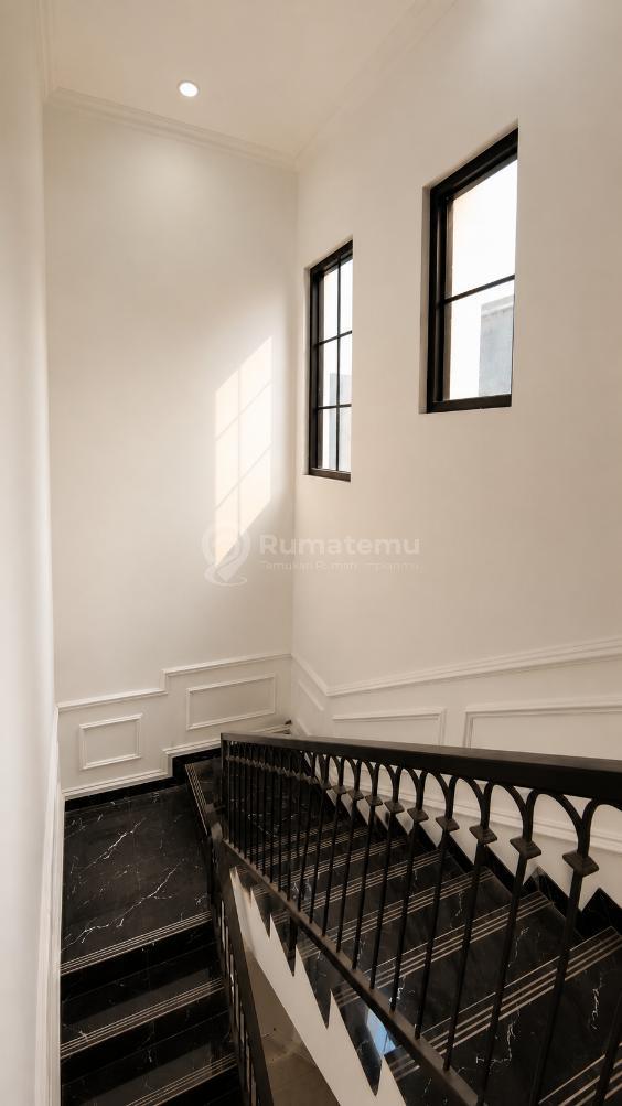 RUMAH JOGLO BANGUNAN BARU DESIGN MODERN AMERIKA KLASIK JAKARTA BARAT