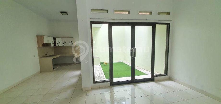 DI SEWAKAN RUMAH 2LT BISA UNTUK KANTOR ATAU UNTUK KELUARGA