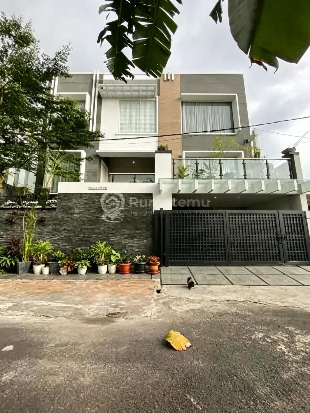 Rumah dengan Private Swimming Pool di Billymoon