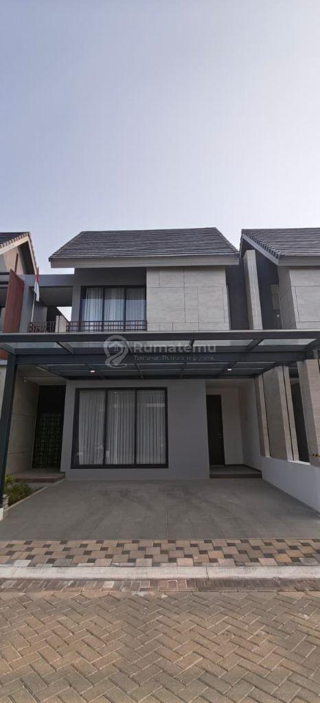 Rumah Disewakan di Botanica Bintaro, 2 Lantai dengan 5 Kamar Tidur