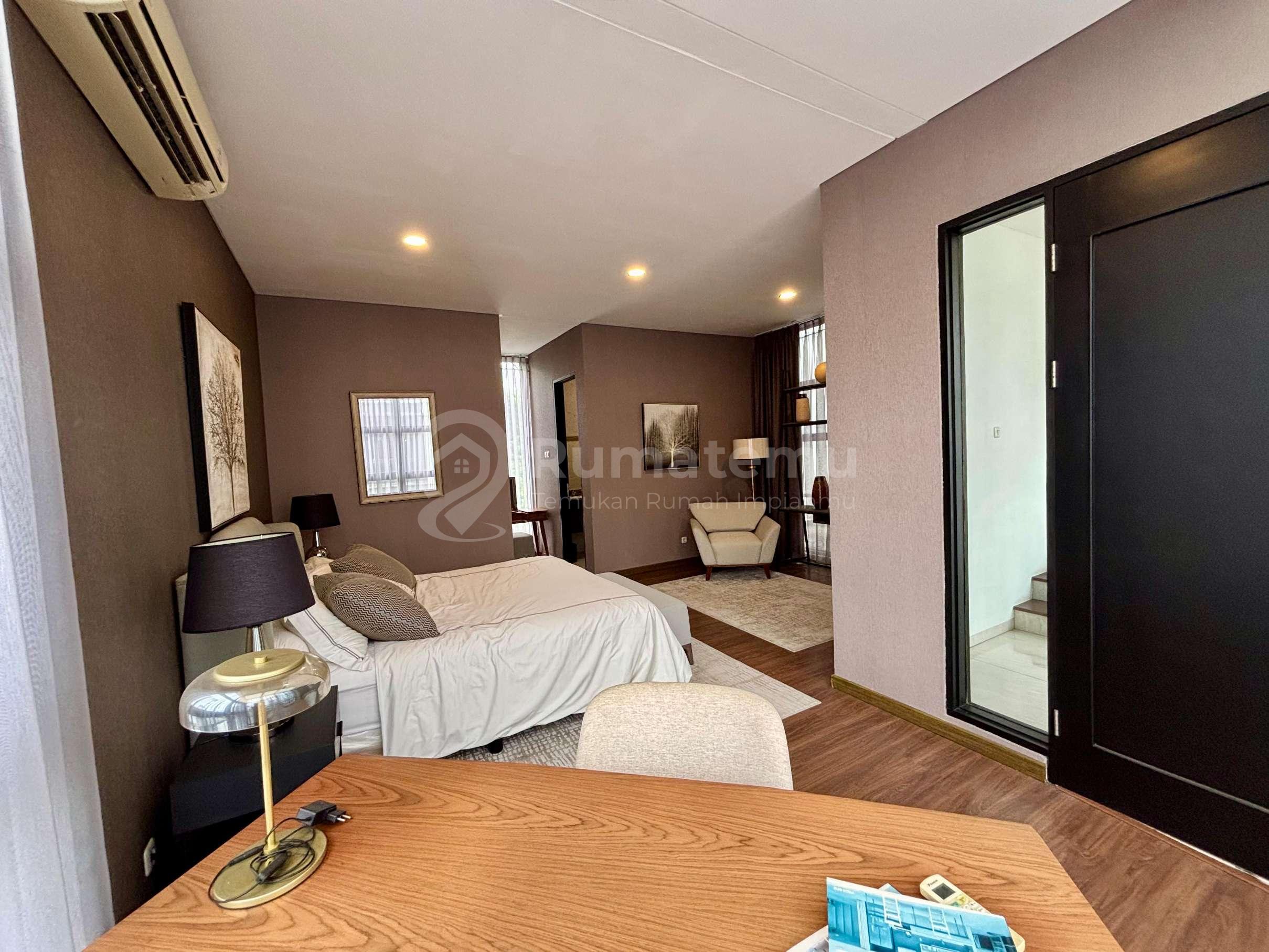 Jual town house di dalam cluster baru dengan desain minimalis di Jeruk Purut, Jakarta Selatan