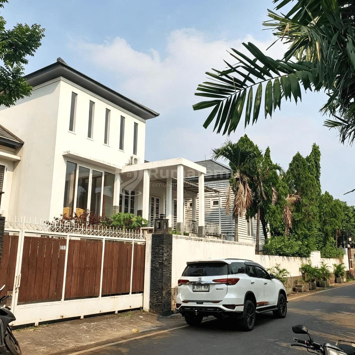 Sewa Rumah Mewah klasik bisa untuk kantor di Ciganjur, Jagakarsa