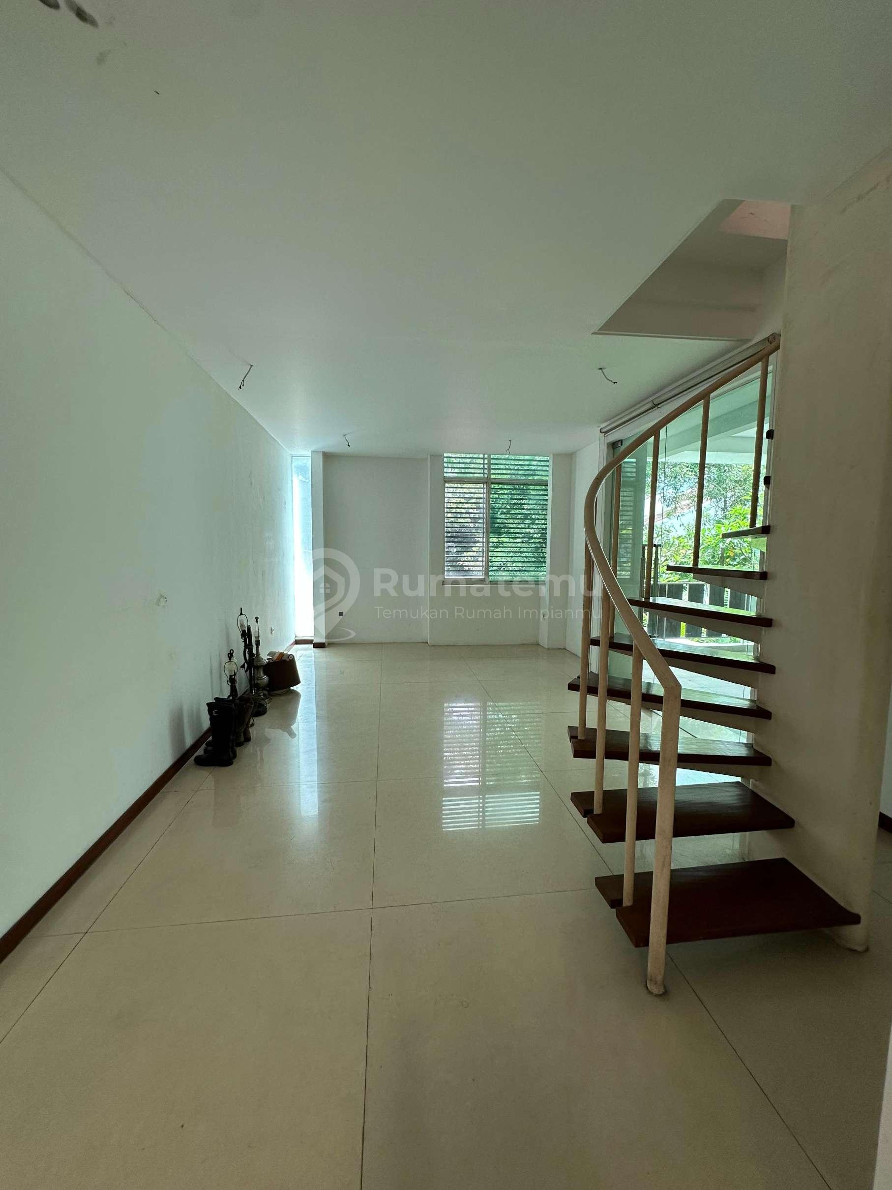 Sewa Rumah Mewah Dengan Pool di Pondok Indah