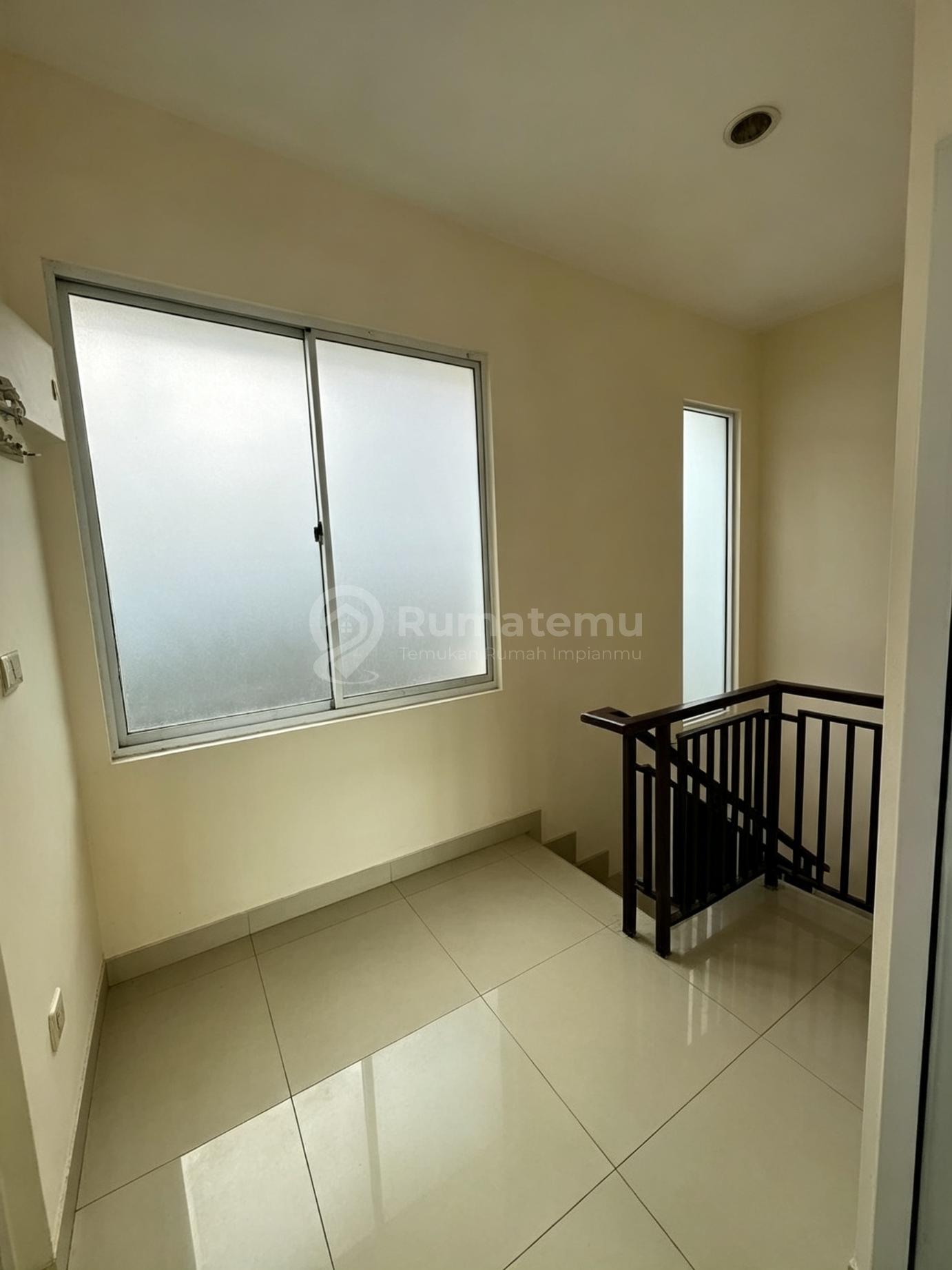 Rumah Murah 2 Lantai di Green Lake Cipondoh Karang Tengah Tangerang Kota Banten