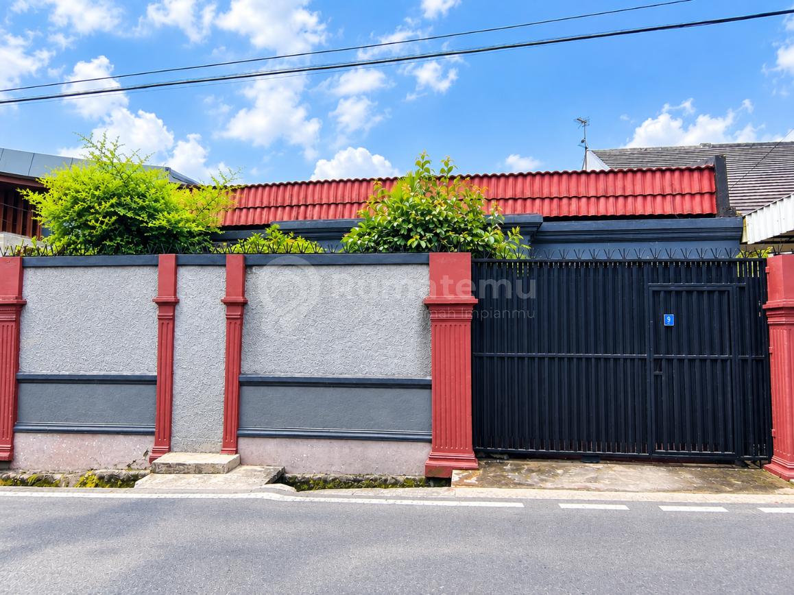 RUMAH KEBON JERUK PINGGIR JALAN DEKAT JALAN PANJANG JAKARTA BARAT
