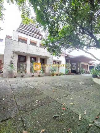 Rumah Mewah Pinggir Jalan Utama di Adhyaksa Raya Lebak Bulus