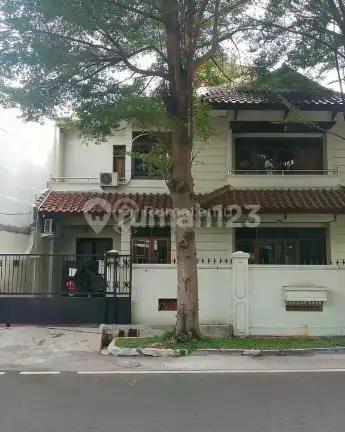 Rumah Lama Lokasi Strategis di Cempaka Putih