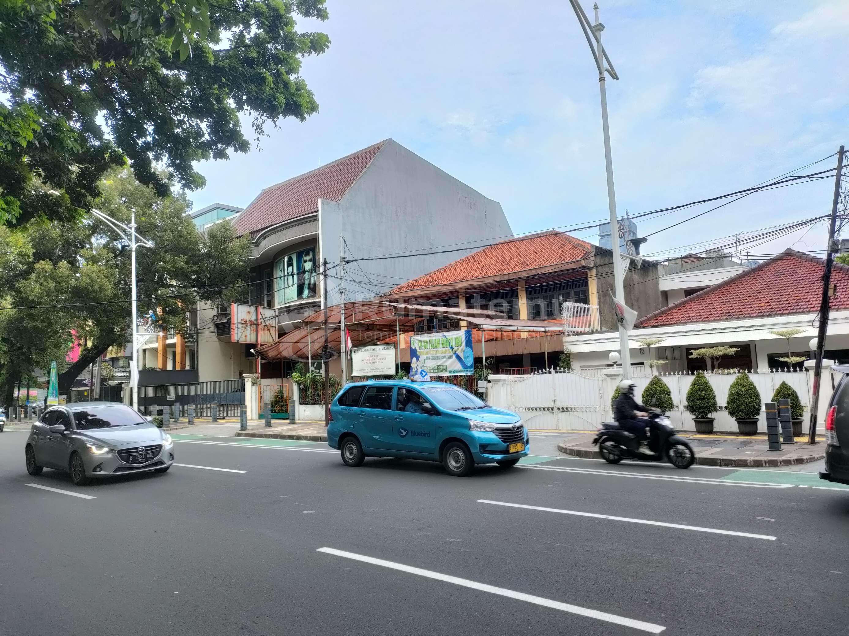 dijual 2 unit rumah dilahan komersil strategis dan hight benefit