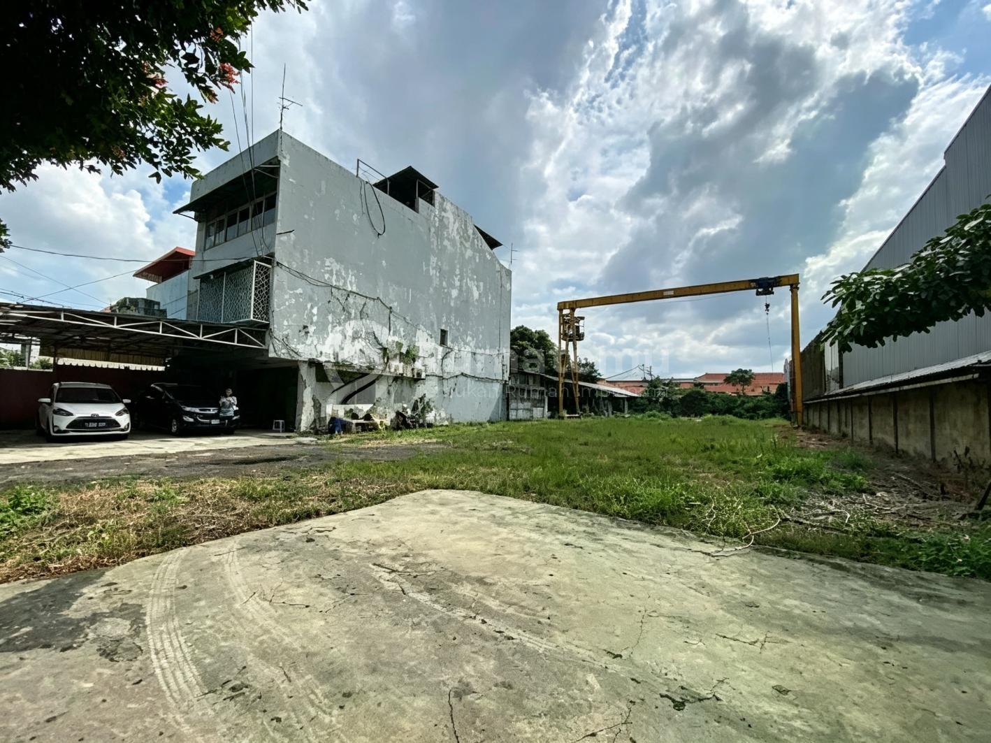 Dijual Cepat Tanah Lokasi Strategis Jalan KH Hasyim Ashari, Cipondoh Ada Crane Dan Kantor