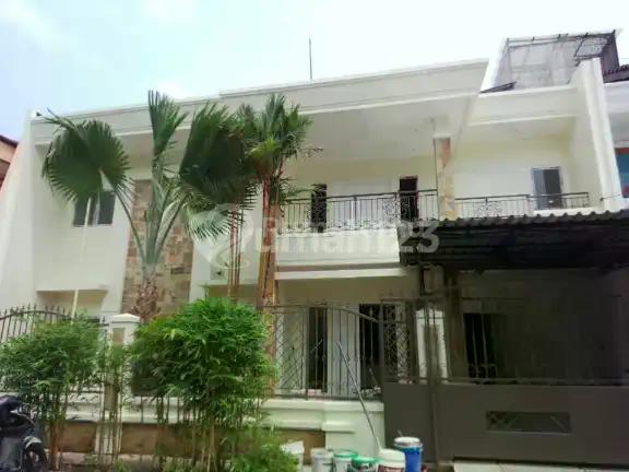 Dijual Rumah 2,5 Lantai Full Renovasi di Green Garden Jakarta Barat