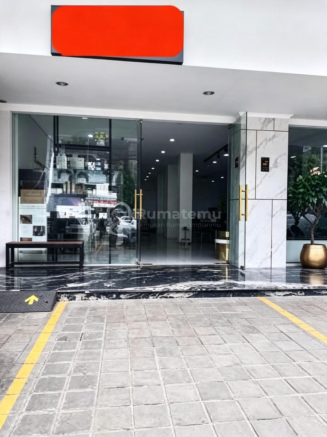 Ruko Lantai 1 Siap Pakai di Pinggir Jalan Raya Lokasi Strategis