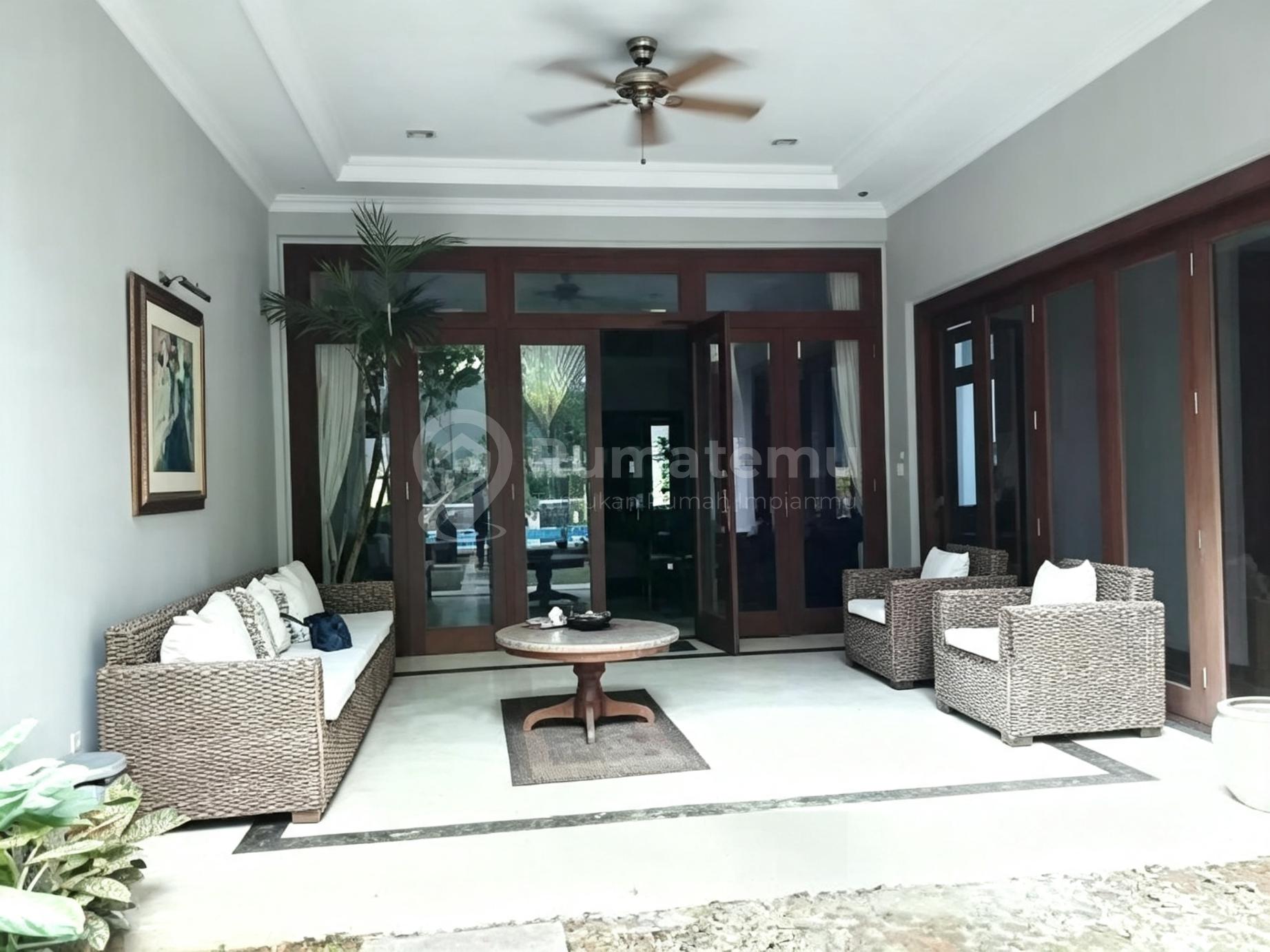 Rumah Bagus Semi Furnished SHM Menteng, Jakarta Pusat Luxurious Landing House in Central Jakarta
