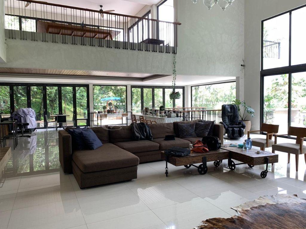 Villa 3 Lantai Bangunan Minimalis Dialiri Mata Air Cisarua
