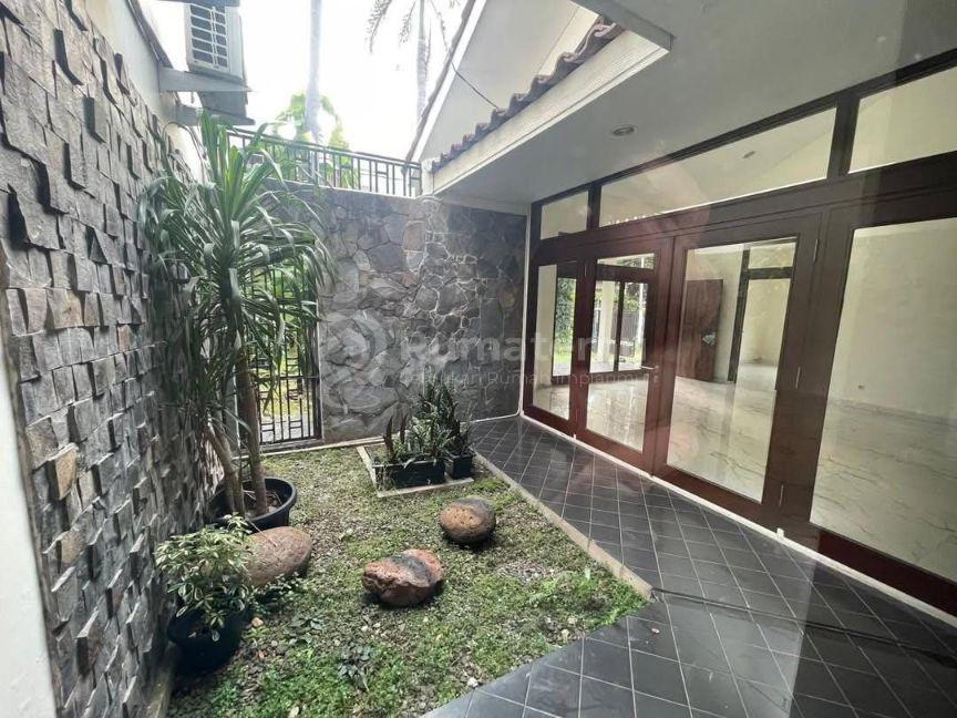 Rumah Megah 2 Lantai Jl. Malang Menteng Jakpus - Garasi 8 Mobil + Private Pool (Bawah Pasar)