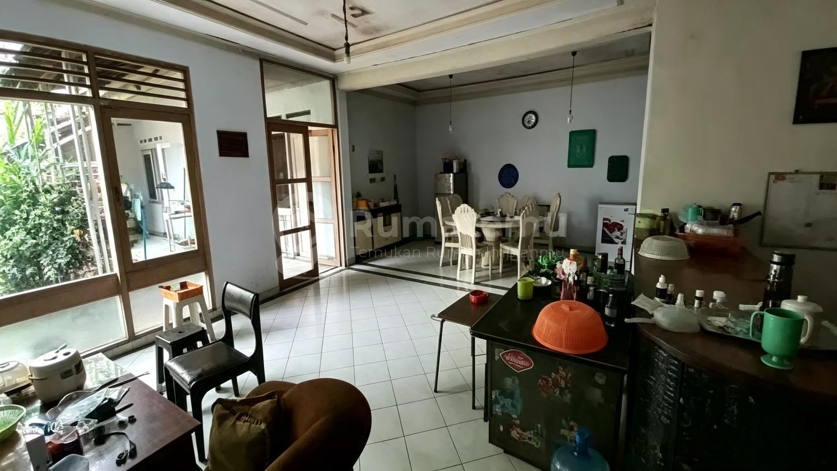 Rumah Siap Bongkar di Matraman, 400 meter ke Jln Matraman Raya, Jalan Depan Rumah Lebar 3 mobil, Lokasi Super Aman Sebelah Markas TNI, Status Tanah Aman Hak Milik Pribadi Bukan Milik TNI