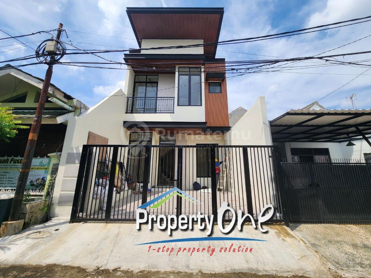 Jual Rumah Siap Huni 2 Lantai di Kencana Loka, Fully Fitted Kitchen Set, SHM, Selangkah ke Pasar Modern BSD, Stasiun KRL Rawa Buntu & Akses Tol