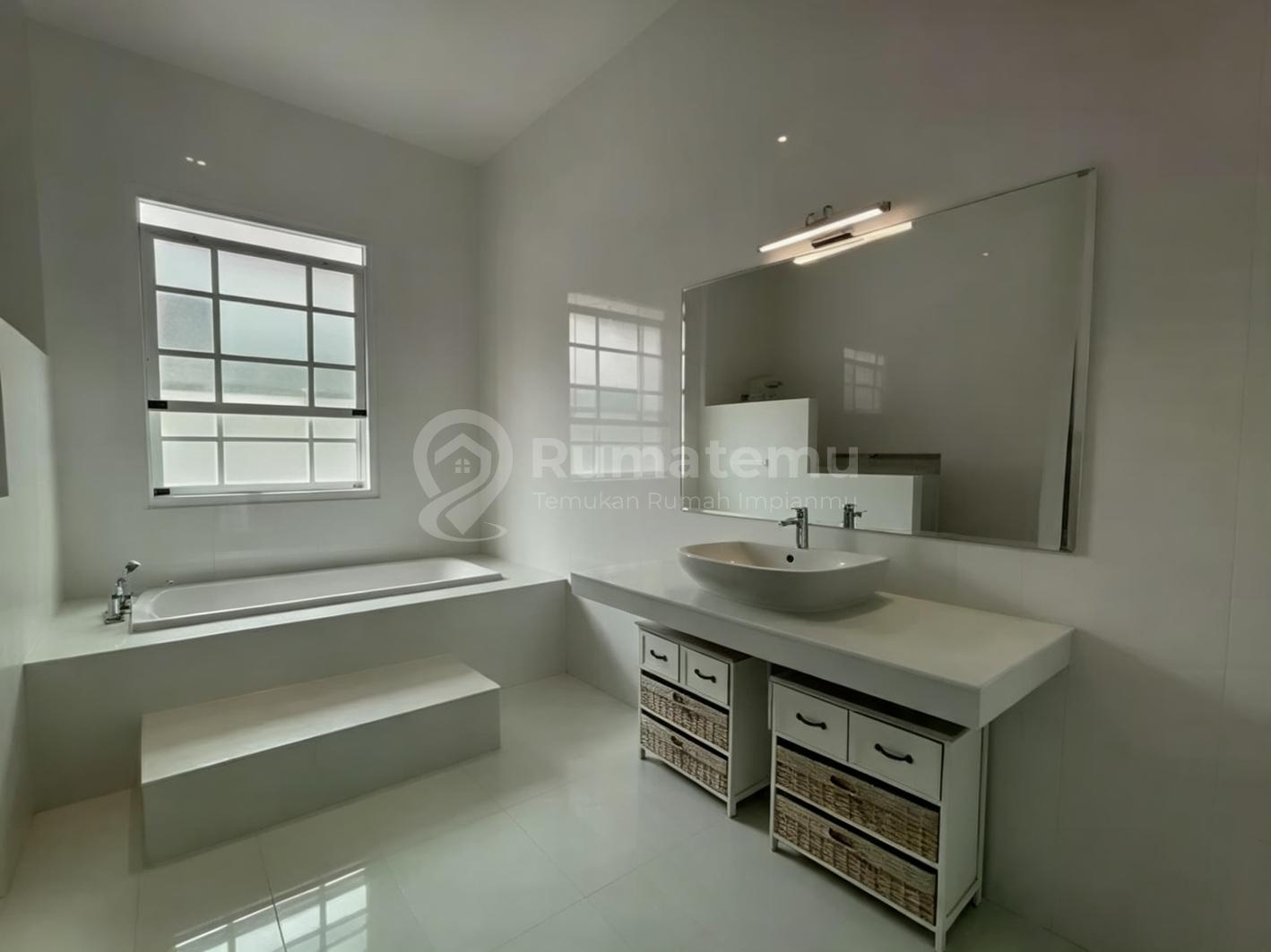Disewakan Rumah Baru 2 Lantai di Brawiyaja, Kebayoran Baru