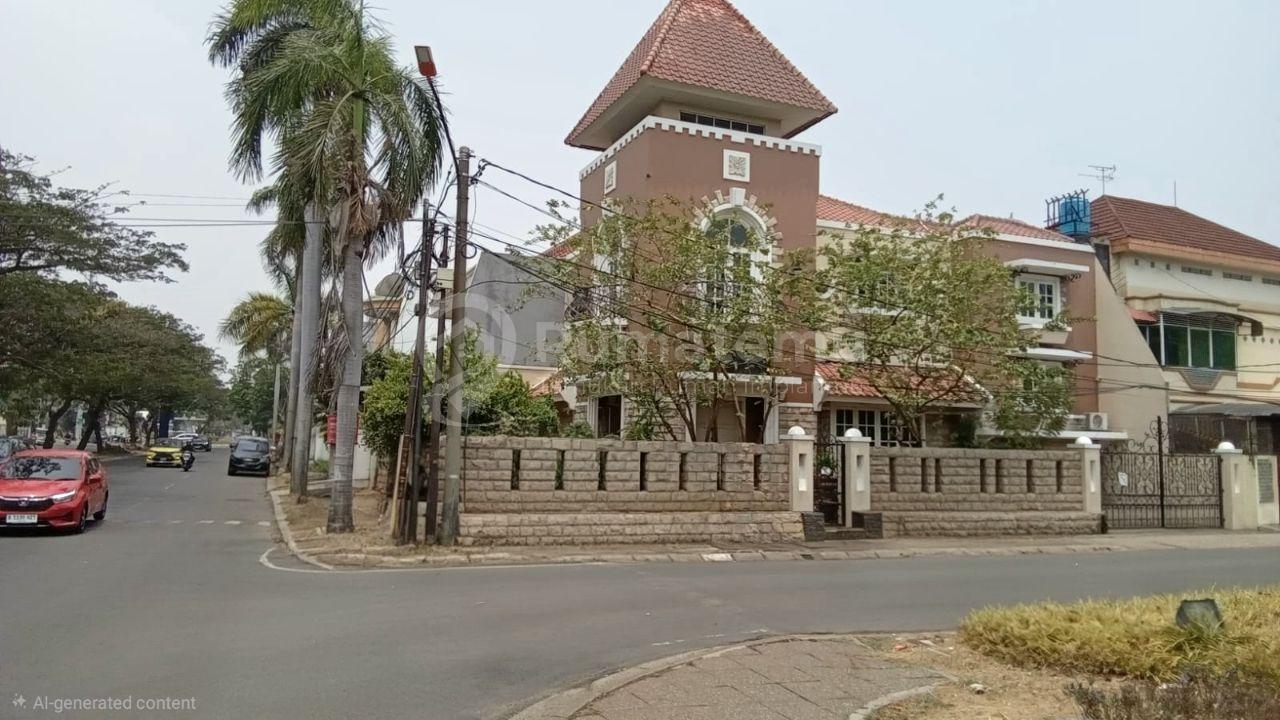Rumah Megah Elegan 2,5 Lantai Type Mediterania Klasik Posisi Hook dan Strategis di Citra Garden Kalideres Jakarta Barat