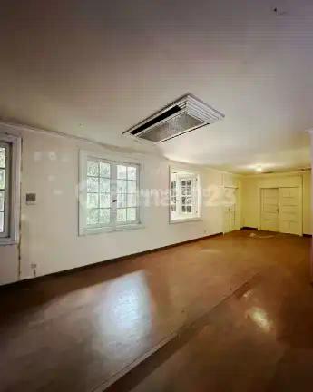 Dijual Rumah 2 Lantai di Menteng. Lokasi Elite, Dekat Jl. Suwiryo