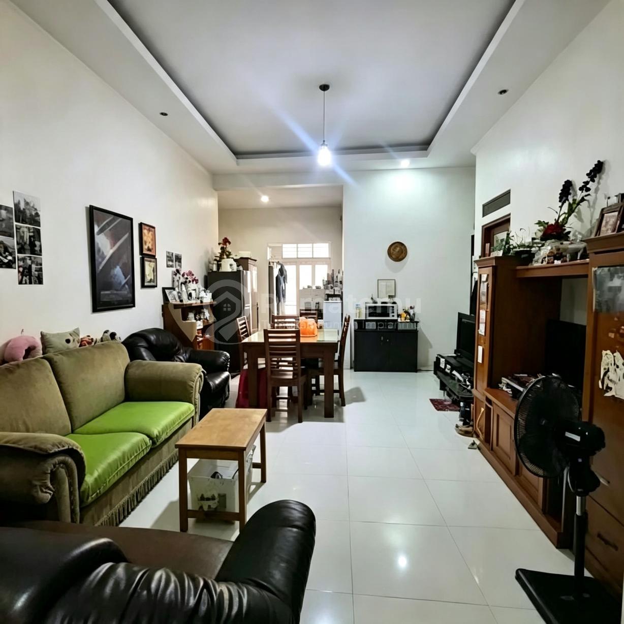 Rumah Masuk Komplek Karang Pola, Jalan Depan Rumah Lebar 3 Mobil