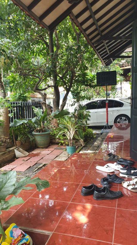 “Rumah Klasik Langka di Menteng — Once You See It, You’ll Understand.”  Di tengah perkembangan Menteng yang semakin modern, rumah dengan karakter klasik, halaman hijau, dan ambience se-tenang ini menjadi sesuatu yang semakin rare. 