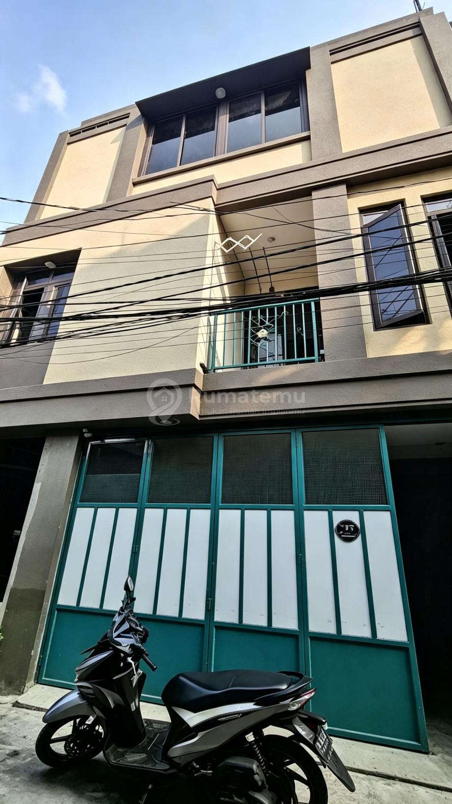 Di Jual Rumah 3 Lantai + Rooftop Siap Huni di Jl. Hud 1 Sukabumi Utara Kebon Keruk Jakarta Barat