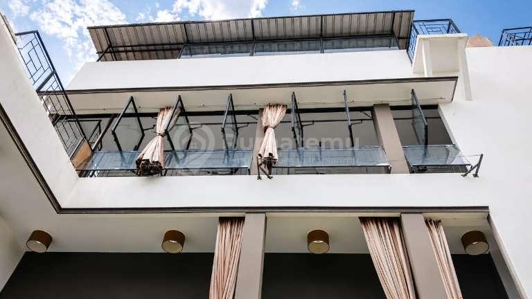 Jual Rumah Mewah Komplek Full furnished Strategis Di Ampera, Rag