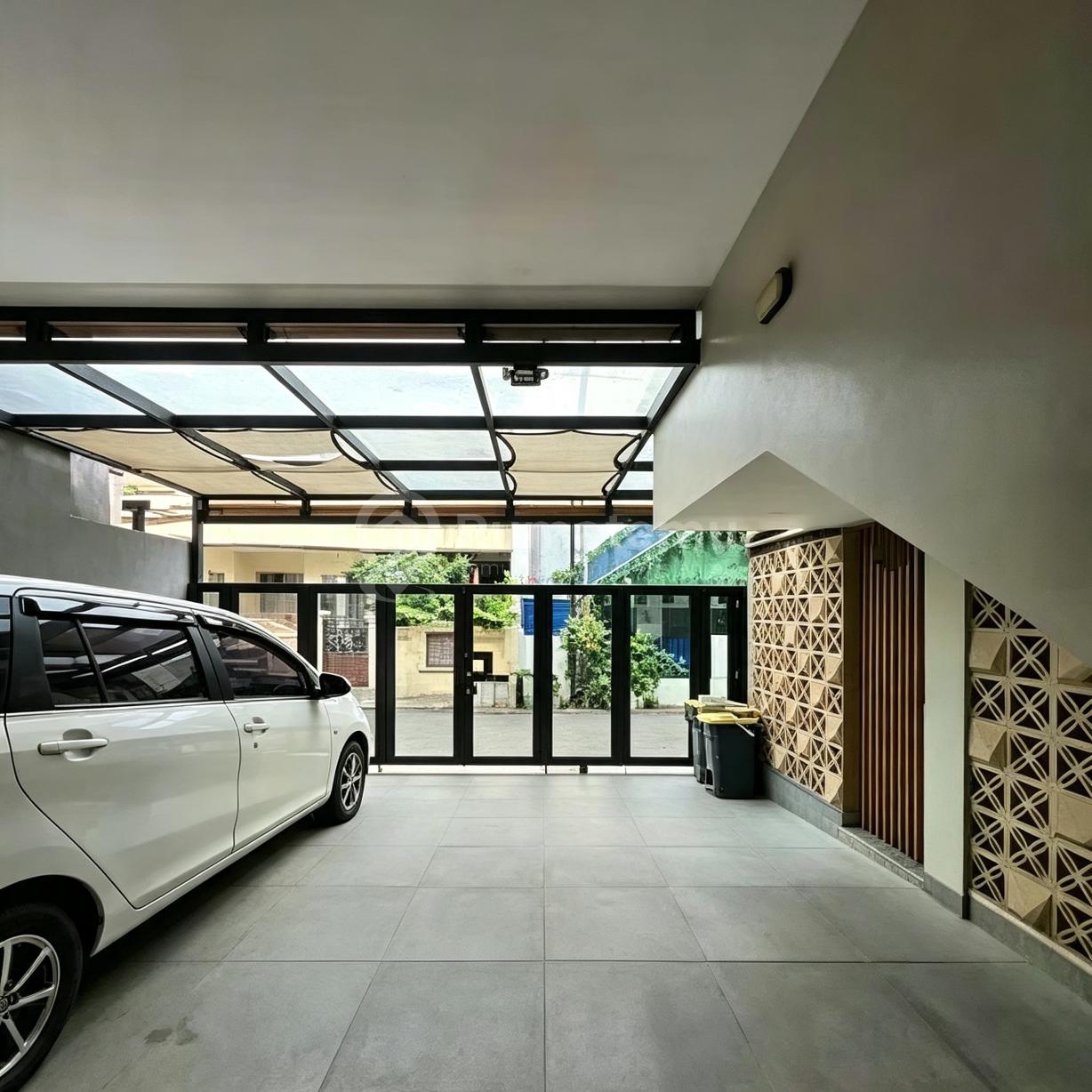 Rumah Kolam Renang di Rawamangun Siap Huni