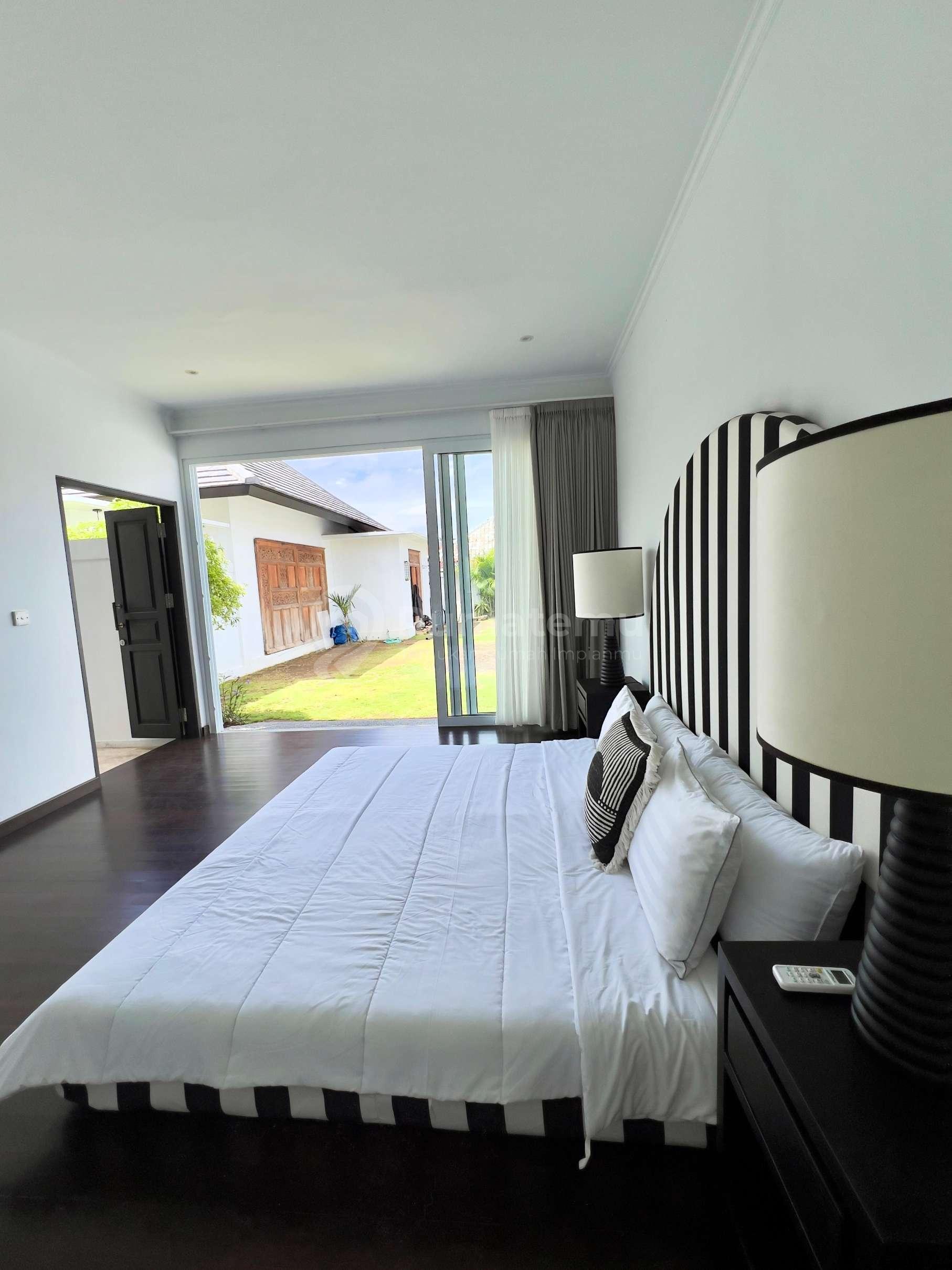  4 BEDROOMS LUXURY TROPICAL STYLE JUST 1,4 Km WALKING DISTANCE TO BATU BOLONG BEACH - CANGGU