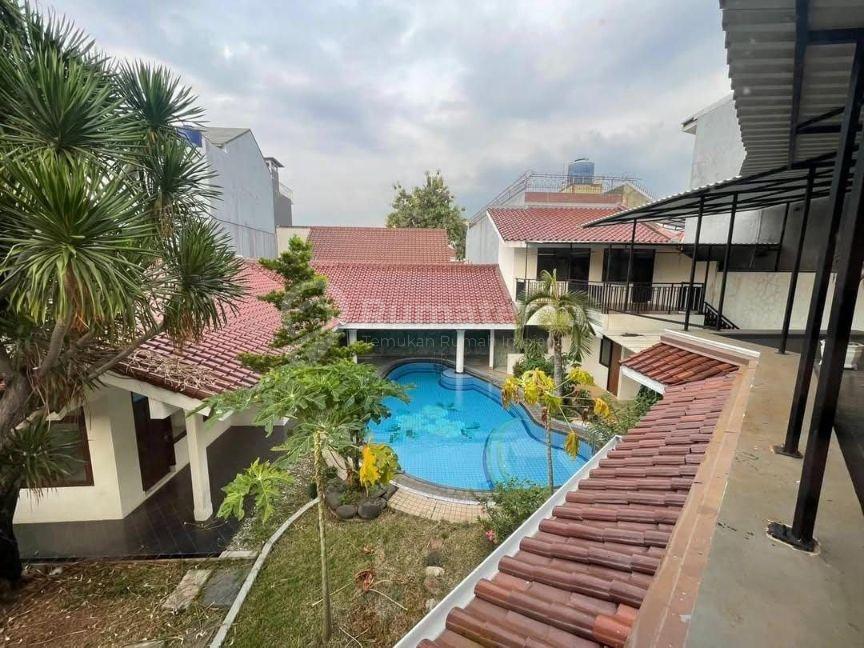 Rumah Megah 2 Lantai Jl. Malang Menteng Jakpus - Garasi 8 Mobil + Private Pool (Bawah Pasar)