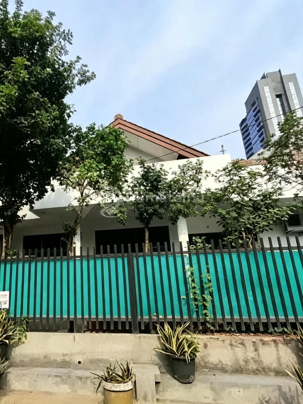Rumah Secondary Lokasi Strategis di Setiabudi