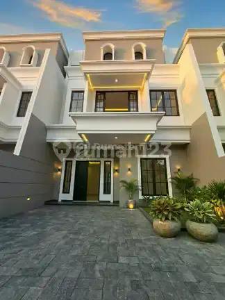 Rumah Baru Design Classic dengan Material Terbaik
