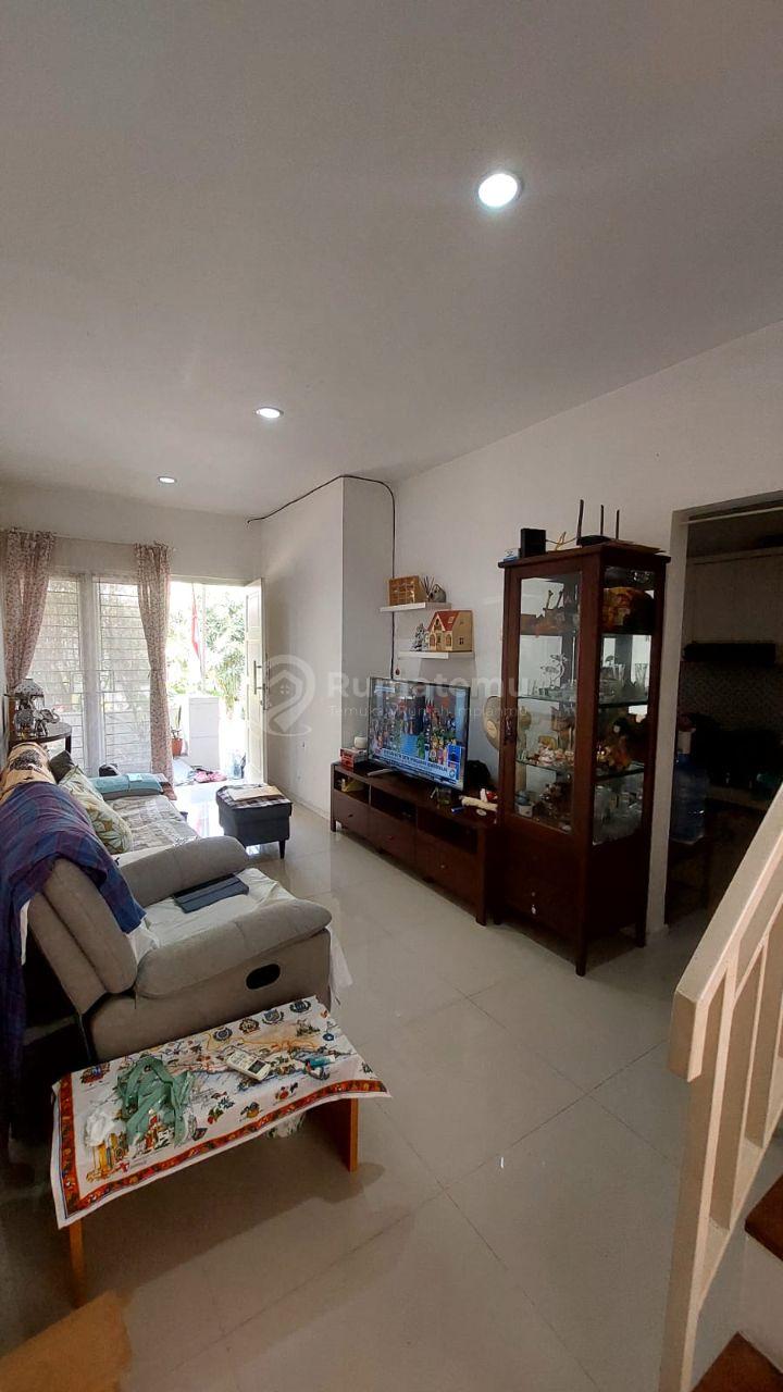 Rumah Nyaman di Bintaro Sektor 9 dengan 3+1 Kamar Tidur dan 5 AC