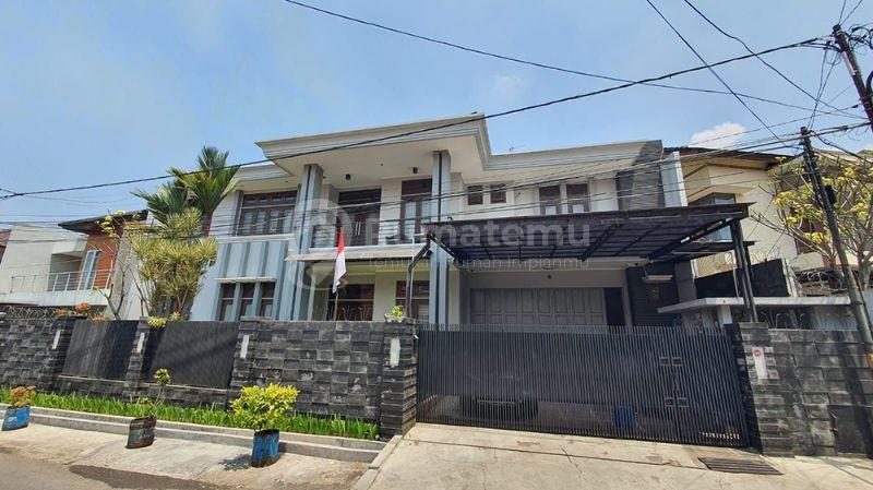 Rumah Minimalis Modern Semi Furnished 6 Kamar Tidur 6 Kamar Mandi Garasi Carport  Harga di Bawah Pasar Lokasi Premium di Sayap Jl. Riau Martadinata Bandung