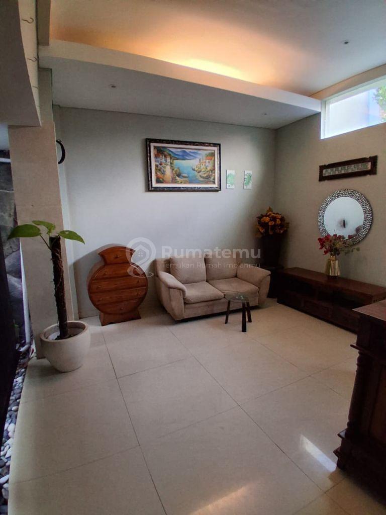 Disewakan rumah besar dengan 5 KT dan 6KM di Jimbaran + rooftop di lantai 4, view fantastis sunset dan sunrise, posisi hook