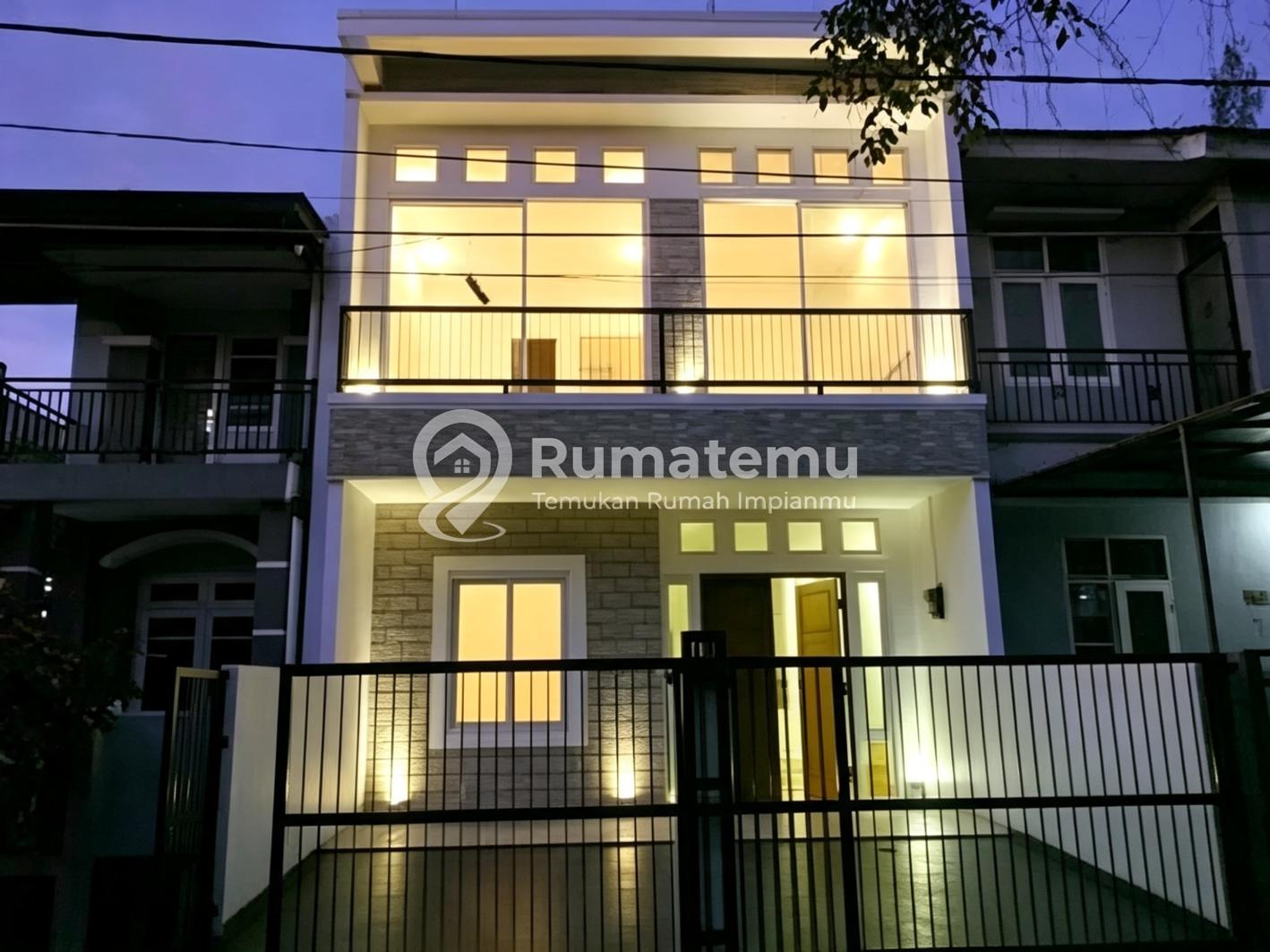 Rumah Dijual Sektor 8B Gading Serpong Siap Huni Minimalis 2 Lantai Full Canopy