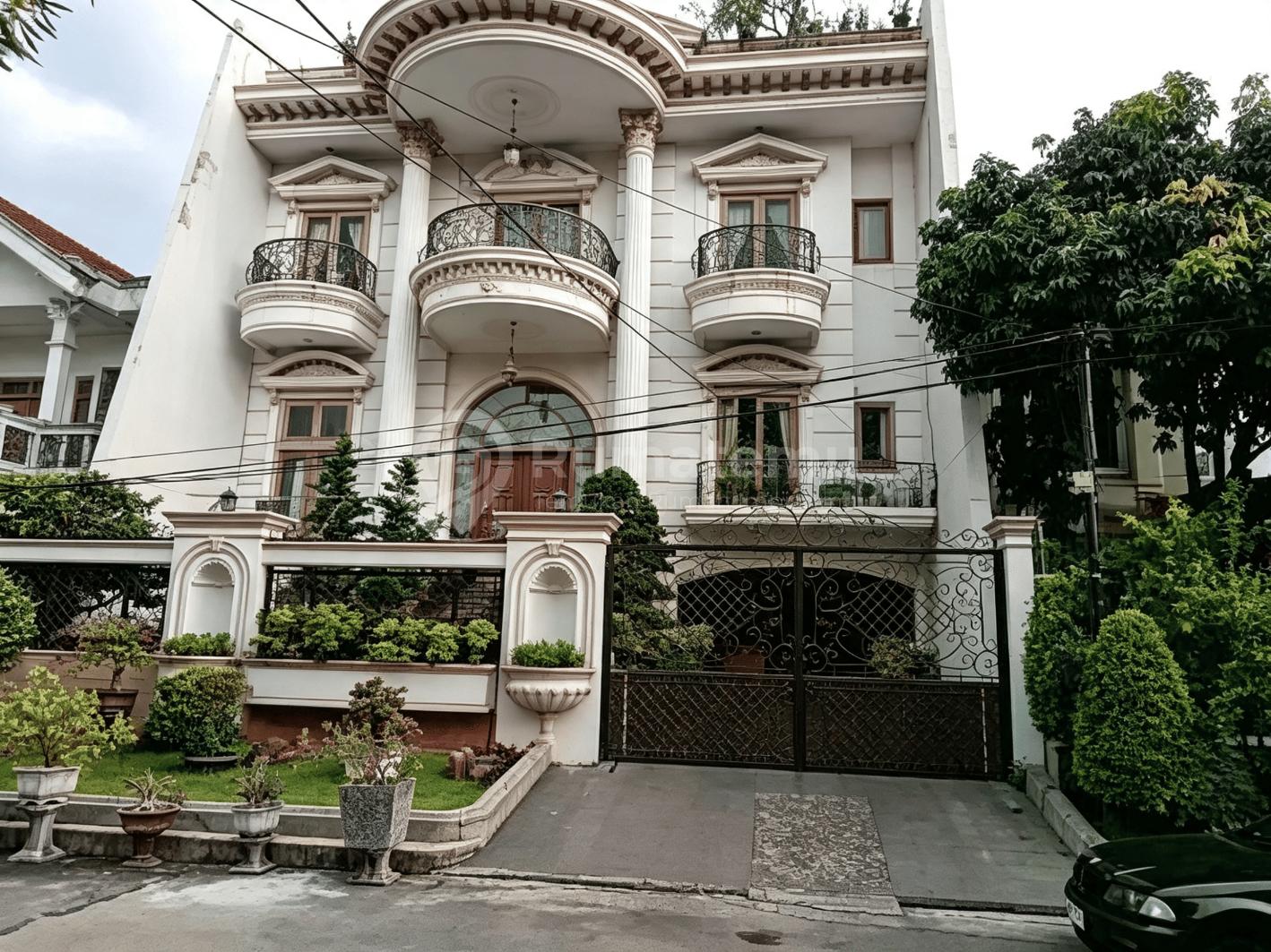 Rumah Mewah Pluit 6 BR Bangunan Bagus Terawat Carport Luas
