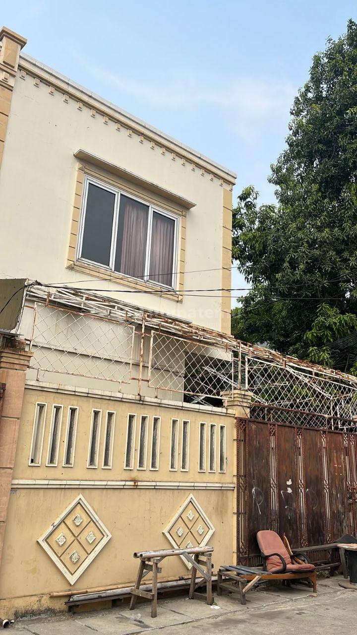 Rumah hook di jalan  gamelan kelapa gading jakarta utara