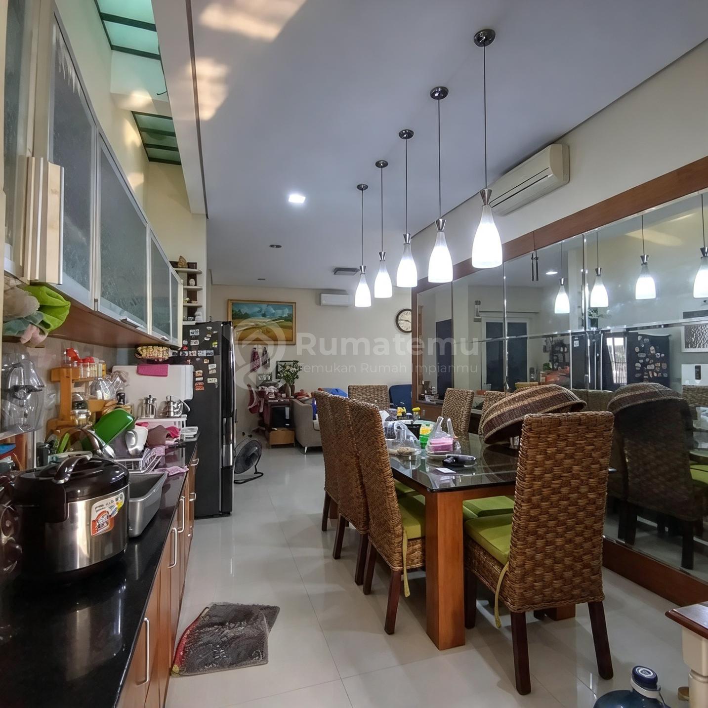 Taman Surya 3, Jakarta Barat..Dijual Rumah Bagus & Siap Huni 3 Lantai, Listrik : 5500 Watt Token, Air : Pam Jaya, Interior : Kitchen Set dan Lemari Pakaian Tiap Kamar, Hadap Barat Laut, Shm.-L11026.n